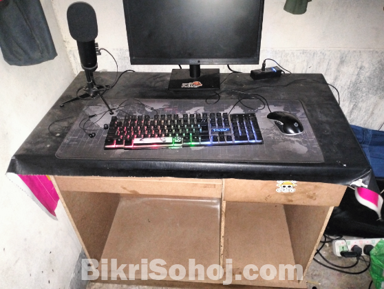 Computer desk